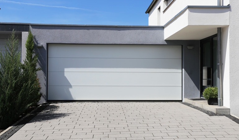 Portes de garage en bois ou en acier quelle est la meilleure