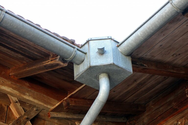 Conseils pour réparer une gouttière en zinc sans soudure